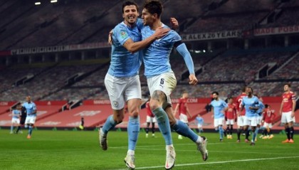  曼城铁卫头槌制胜，连续十场零封创英超新纪录  