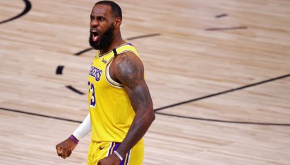 詹姆斯顶薪续约湖人两年  